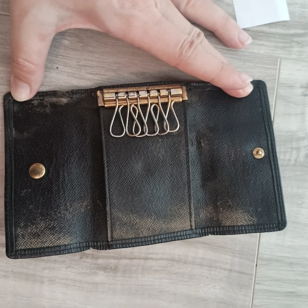 Louis Vuitton Authentic Epi Leather Key Holder Black For Men